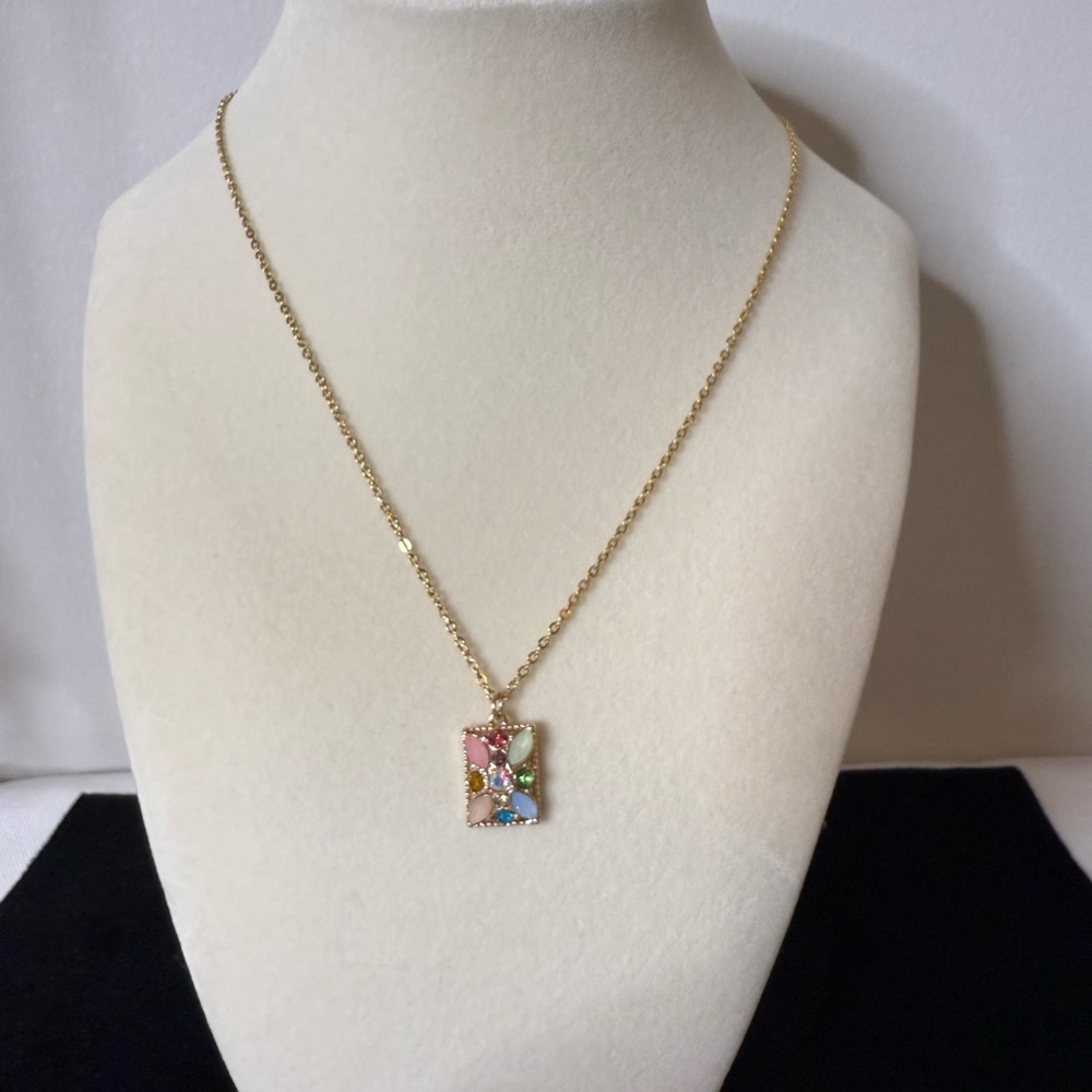 #019 Elegant Gold Tone Multicolor Pendant Necklace
